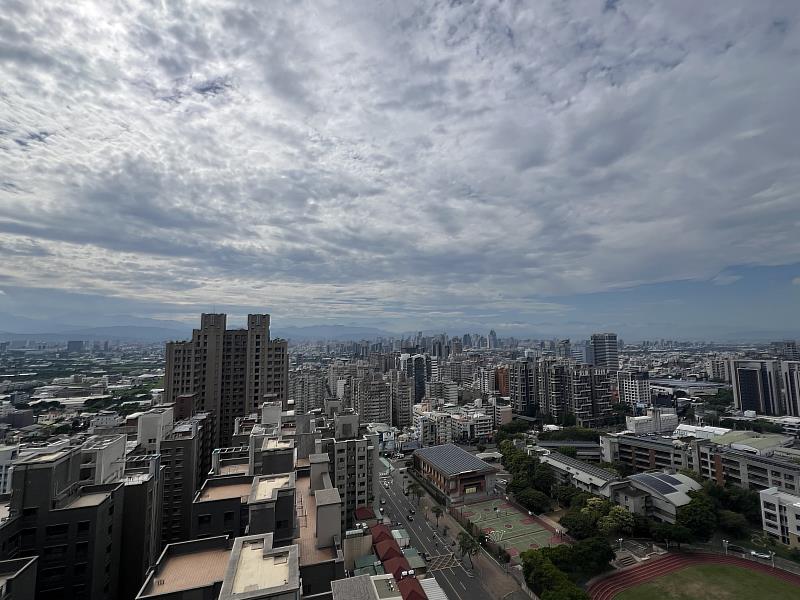 捷運藍線從B9東海別墅站開始轉為地下段，西屯區當地居民大多期待捷運通車後，將提升區域的全面性發展。