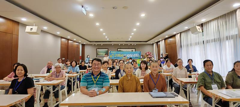 南華大學於佛陀紀念館舉辦減塑講座，參與人員大合照。第一排左3為佛陀紀念館環境教育執行長覺霖法師、右3為妙麟法師、左2為南華大學永續中心執行長蕭雅柏教授。