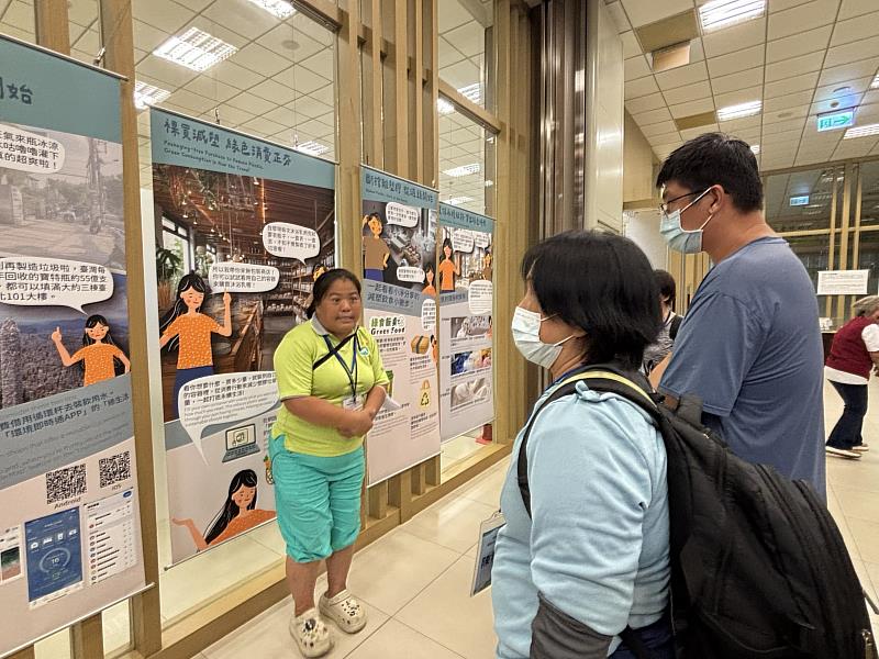 南華大學於佛陀紀念館舉辦減塑講座，導覽義工介紹最新推出的「塑戰速決 減塑生活」特展。