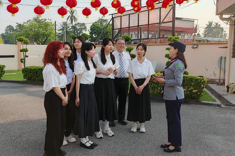 醒華小學校長杜侑坪向南大師生介紹學校辦學理念與教學環境，深化彼此理解。