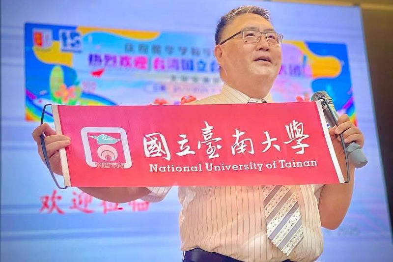 南大國語文學系主任鄭憲仁介紹國立臺南大學教學理念與系所特色，展現臺灣高等教育風貌。