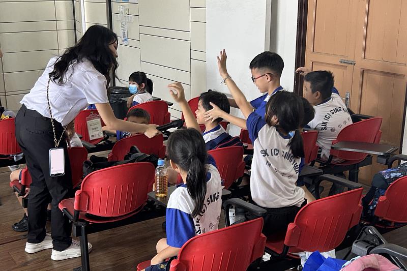 南大團隊以繪本、數學遊戲與文化課程，帶領醒華小學生體驗臺灣教育特色。