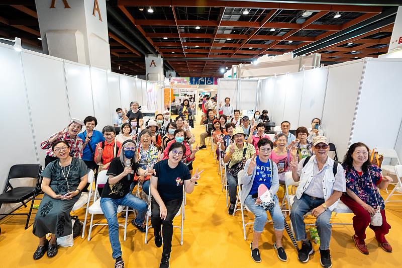 台北市電腦公會強調：「數位孝親的核心價值，不在於熟練操作技能，而是透過學習過程中彼此的參與和支持。」