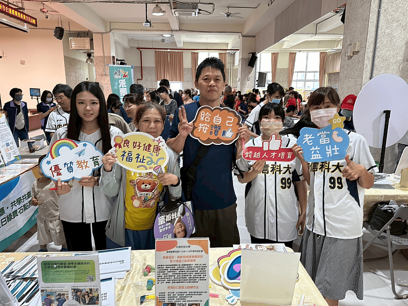 圖說：中信科技大學USR團隊成員-行銷與流通管理系創新設計與創業管理碩士班學生林晏如（左一）在活動會場進行口腔肌力運動宣導。（圖/中信科大提供）