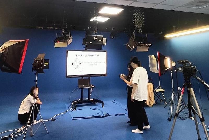 儘管受到丹娜絲颱風影響，南大師資生仍回到校內攝影棚錄製教學影片，以創新的遠距教學方式延續學習熱忱。