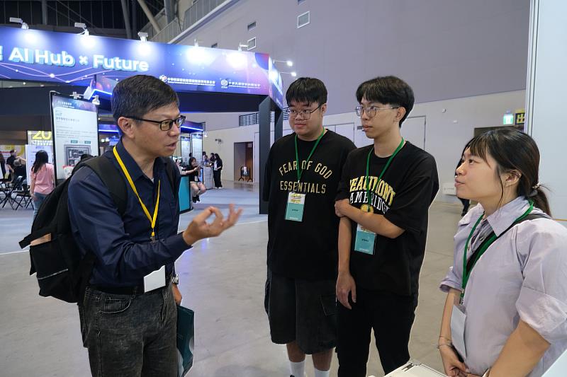 南大太陽能電池中心在2025南方永續展現場展示四項關鍵材料回收技術，吸引眾多業者與民眾駐足詢問。