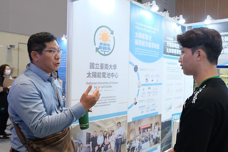 南大太陽能電池中心展示回收玻璃粉製成的低碳混凝土材料，充分展現循環經濟的實際應用效益。