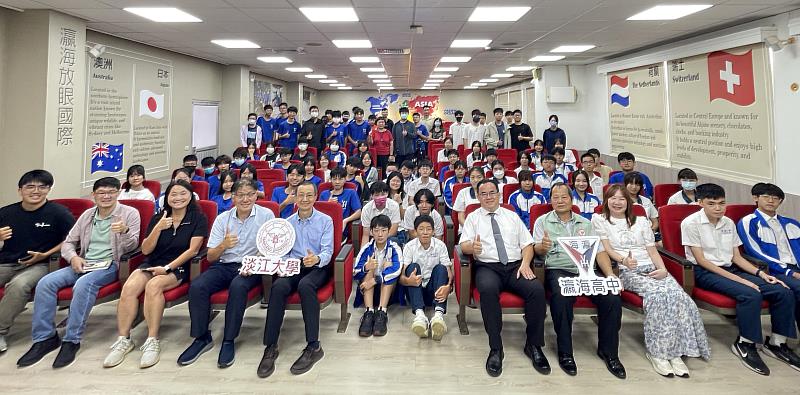 淡江大學與臺南市瀛海高級中學簽訂策略聯盟，多位瀛海中學師生出席策略聯盟簽約發布會。（圖／淡江大學提供）