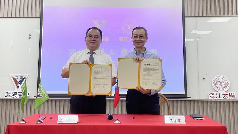 淡江大學與臺南市瀛海高級中學簽訂策略聯盟，由蔡宗儒教務長（右）代表，與瀛海中學沈樹林（左）校長出席策略聯盟簽約發布會。（圖／淡江大學提供）