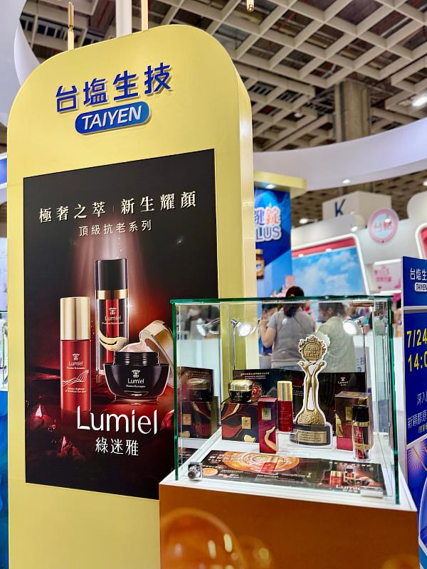 台塩生技領先市場將醫療級膠原蛋白導入保養品，並以獨家「次微米膠原蛋白包覆技術」研發頂級產品，讓青春光采不再只是想像。