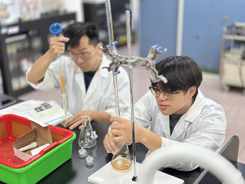 食安學程舉辦暑期「食品檢驗分析丙級技術士」證照輔導班
