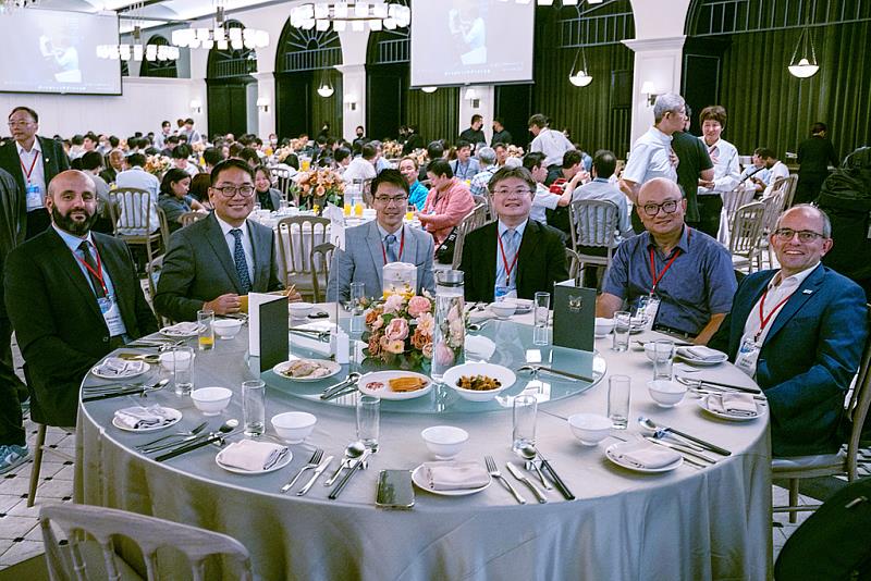 IEEE CTSoc旗下二大重要研討會，ICCE-TW 2025由高科大電子工程系教授張萬榮擔任大會主席，IEEE GEM則由高科大資訊管理系特聘教授蘇國瑋擔任大會主席，今(2025)年7月16至18日於高雄展覽館舉辦研討會。IEEE CTSoc現任主席Prof. Fabrice Labeau全程參與今年會議，凸顯此次大會的重要性與學術價值。圖為晚會交流，左起：IU International University of Applied Sciences教授Moustafa Nawito、高科大副校長蔡匡忠、高科大電子系教授張萬榮、消費電子學會理事長范育成、IEEE CTSoc 前任主席高文忠、IEEE CTSoc現任主席Fabrice Labeau。