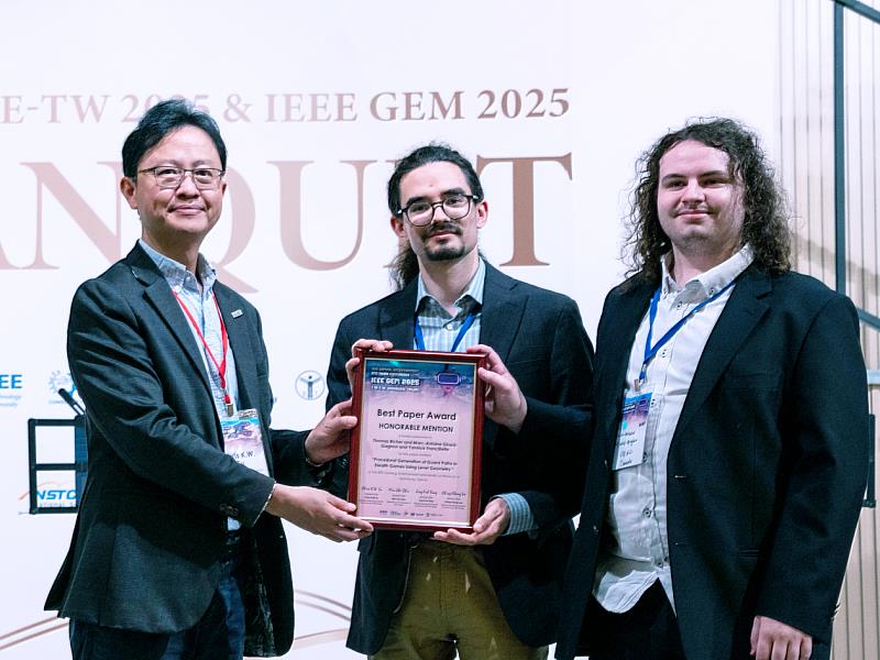ICCE-TW 2025及IEEE GEM 2025今年一共有419篇論文發表，並且安排6場專題演講，主題包含：AI 與半導體創新挑戰、AI 驅動的人機介面與眼動追蹤、車用通訊技術與智慧減重應用、AI+AR 穿戴裝置革命、AR 遊戲的未來發展與創新可能、超人類運動與科技增能應用。圖為高科大資管系特聘教授蘇國瑋(圖左)頒發Best Paper Award給佳作得獎者。