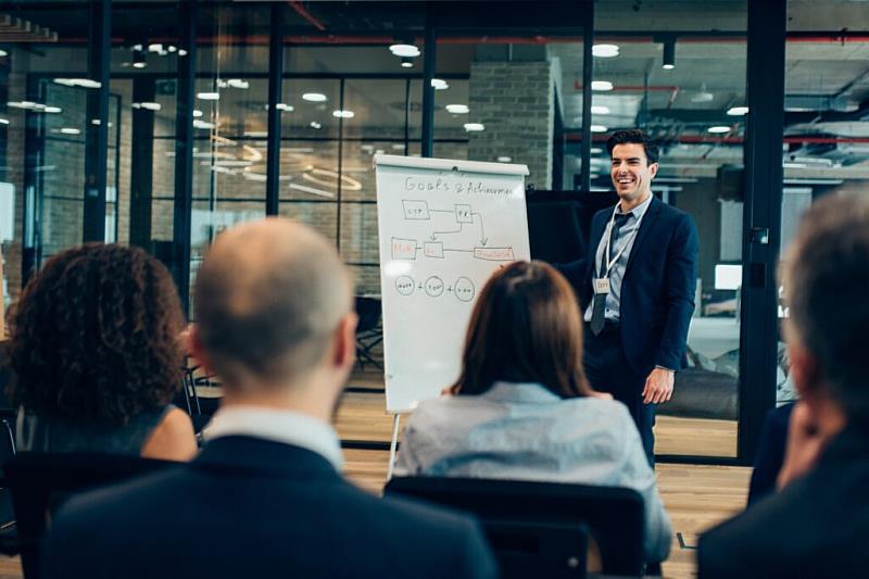As U.S. earnings season hits its peak with reports from tech giants like Alphabet (GOOG) and Tesla (TSLA), a critical “information gap” is putting non-native English-speaking investors at a significant disadvantage. While Wall Street analysts react instantly to the subtle cues in CEO statements, many global investors are left waiting for translated reports, missing crucial market-moving nuances.