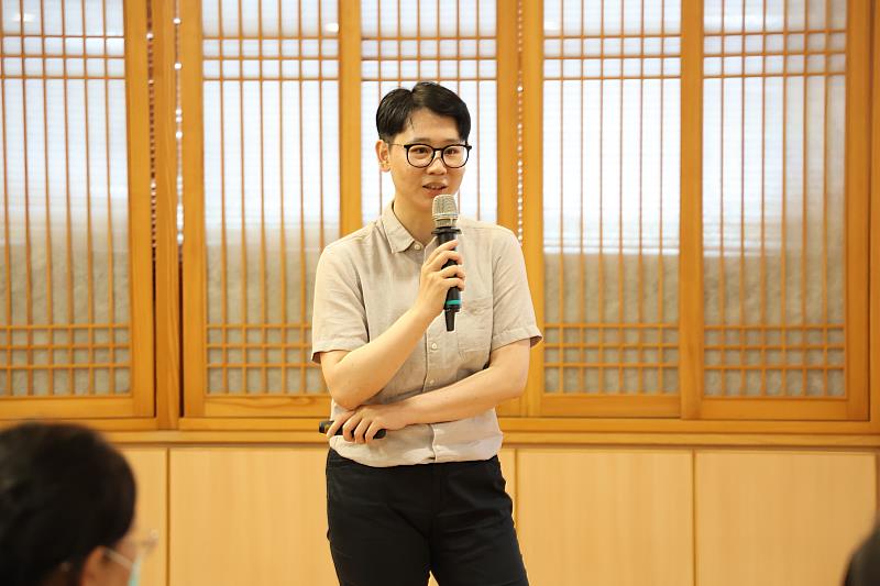 陽明交通大學附設醫院劉宛瑜心理師進行「情緒覺察與調適」課程，幫助學員釐清壓力來源與應對策略。