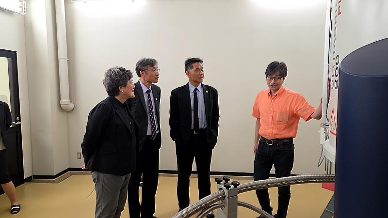 東華大學代表團參訪JAIST校園,並聆聽相關簡介。