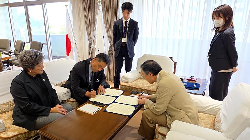 東華大學徐輝明校長與JAIST寺野稔校長簽署合作協議書。