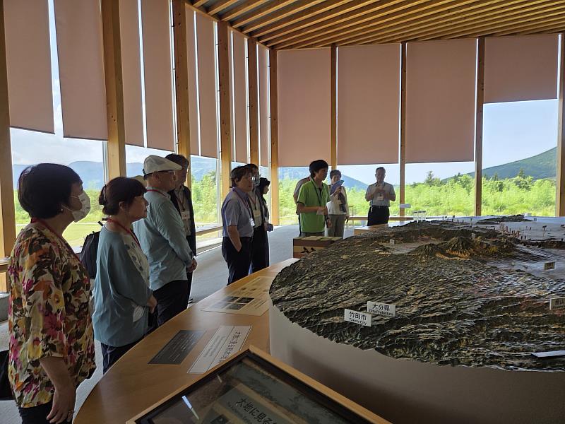 東華大學代表團參觀熊本KIOKU地震博物館，並聆聽導覽說明。