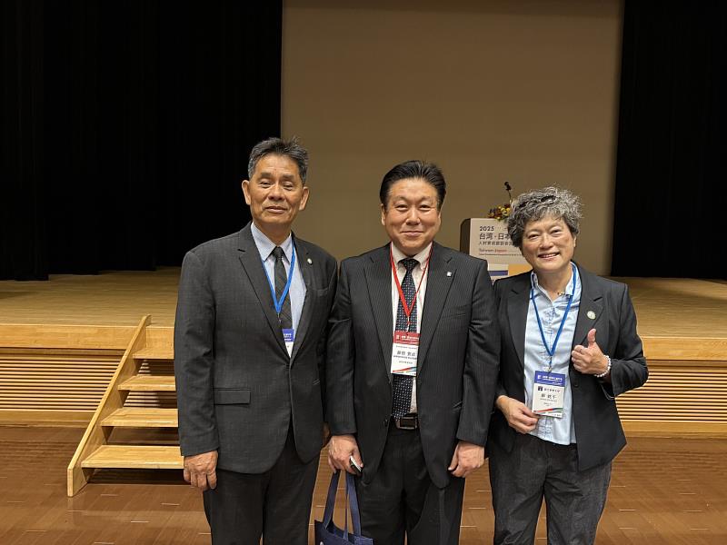 東華大學代表團與熊本縣教育委員會市町村教育局長藤岡寬成先生(HIROSHIGE FUJIOKA)合影。