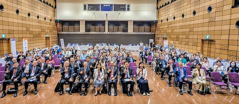 參加「2025臺灣日本人才培育座談會暨教育展」與會者合影留念。