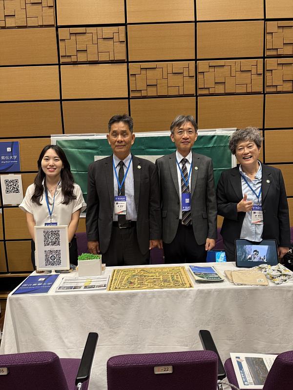 東華大學代表團在展位前合影。