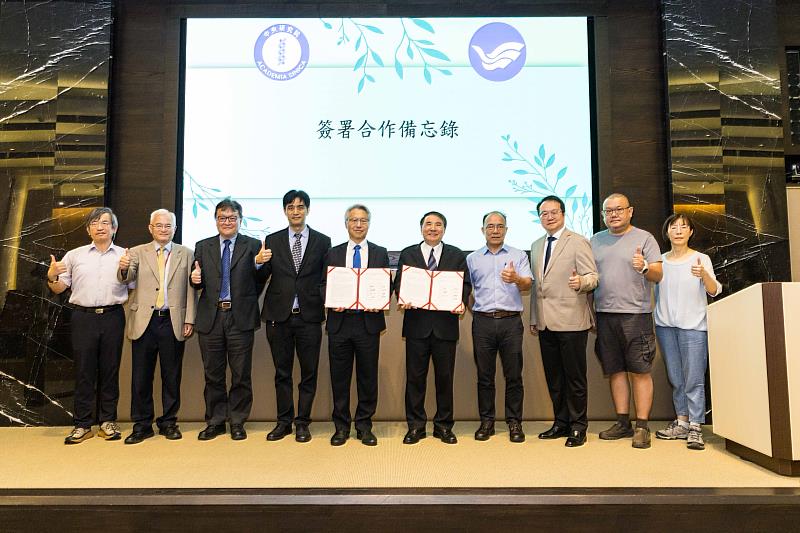 中研院與海大雙方簽署代表合影。