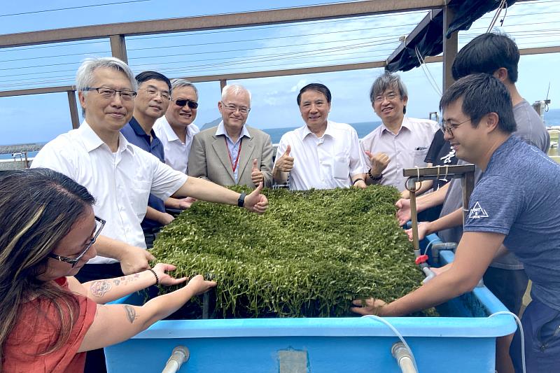廖院長及其團隊至本校藻類資源實驗室參觀。