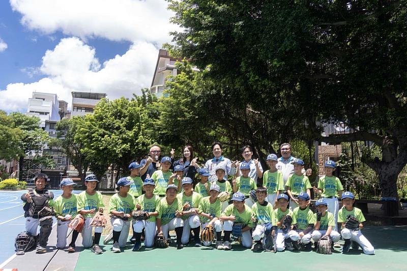 圖1.新竹市關東國小通學步道完工,代理市長邱臣遠視察與棒球校隊成員合影。