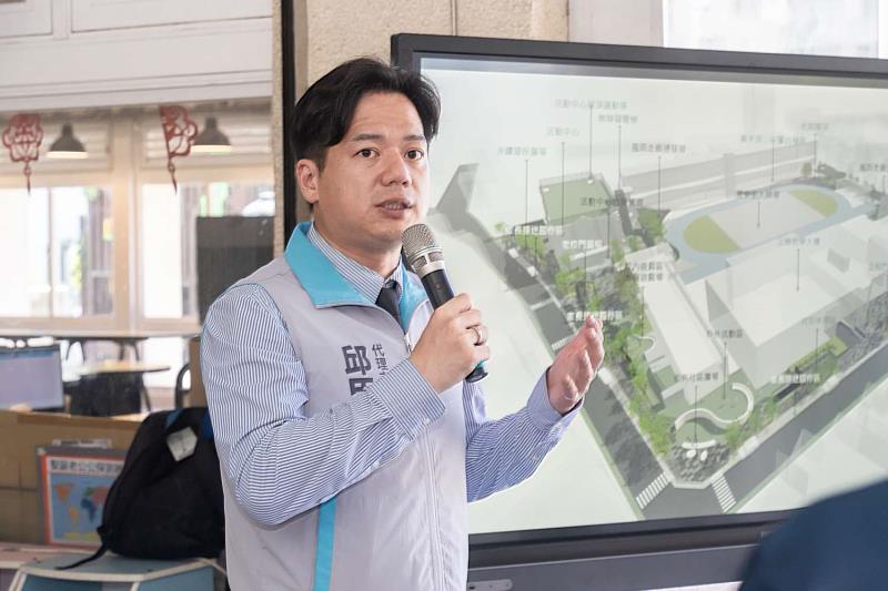 圖2.代理市長邱臣遠致詞將持續優化校園周邊道路環境。