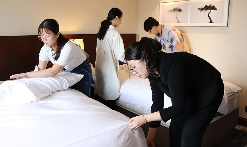 北分署暑期職涯活動帶領青年深入旅宿業,人資專員親自帶領學員體驗鋪床流程,透過實作感受飯店服務,讓青年更貼近職場第一線!