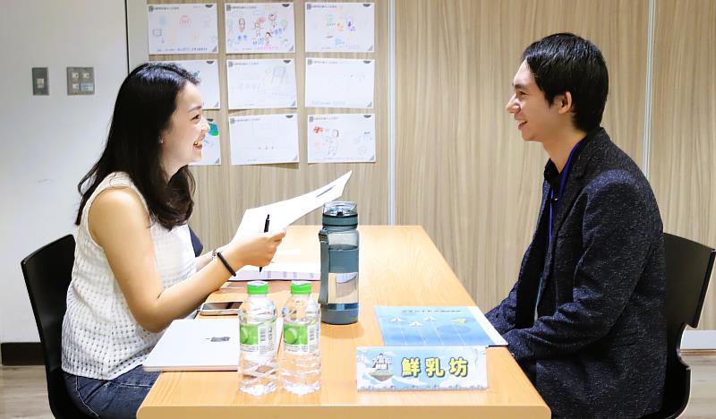 北分署青年暑期職涯活動邀請企業主管(左)為學員(右)進行模擬面試,並給予指導回饋。