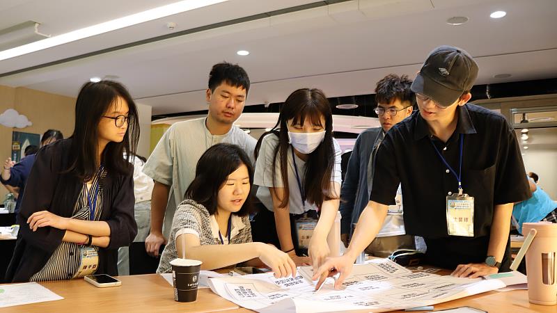 北分署青年暑期職涯活動由諮詢師帶領學員進行職涯性格測評與團體討論，逐步描繪個人未來方向。