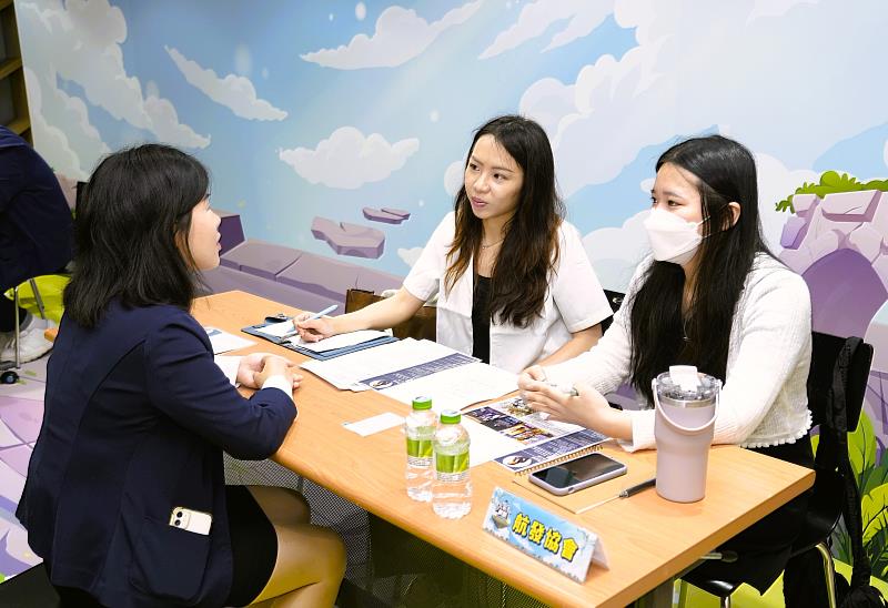 北分署青年暑期職涯活動學員(左)挑戰模擬面試，展現職場即戰力，企業人資(右)針對履歷與表達提供建議。