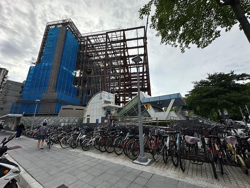 蘆洲第二運動中心位於捷運新蘆線三民高中站旁的蘆洲南側生活圈,這是蘆洲最早發展的生活圈之一,生活機能成熟,在地人口眾多。