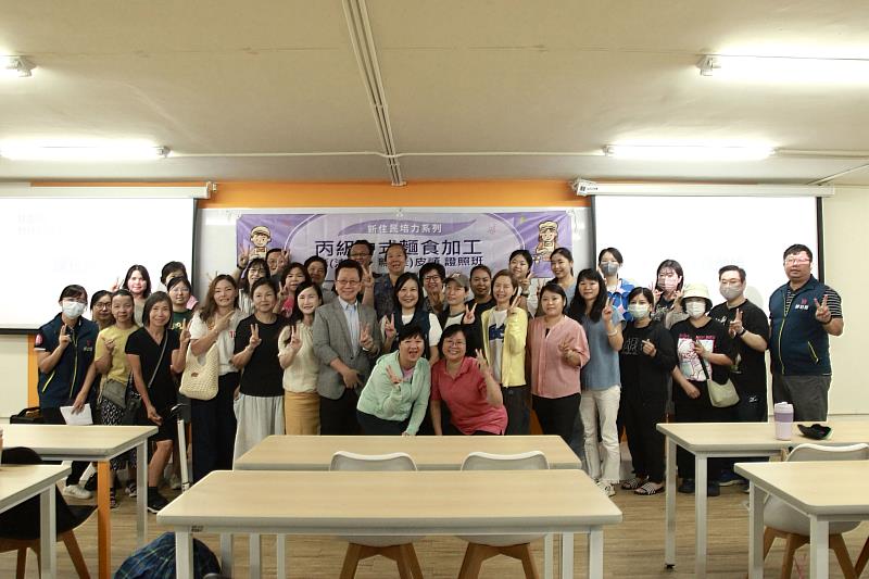 學員一同合影，為新住民職涯培力課程揭開序幕。