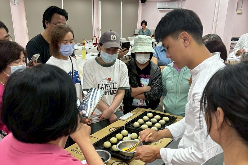 學員動手實作中式酥皮點心，從揉麵、包餡到烘焙，每個環節都全神貫注。