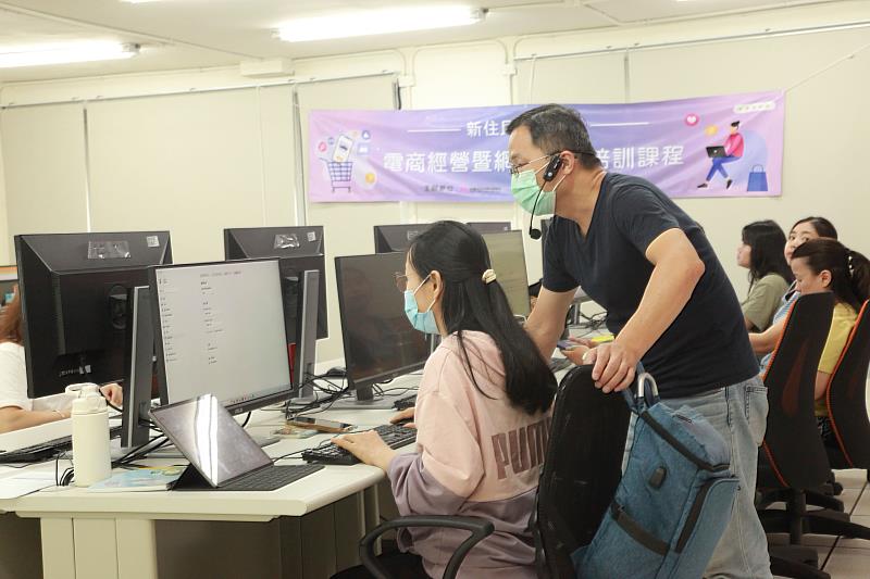 學員們聚精會神聆聽講解，積極投入每一堂實作課程。