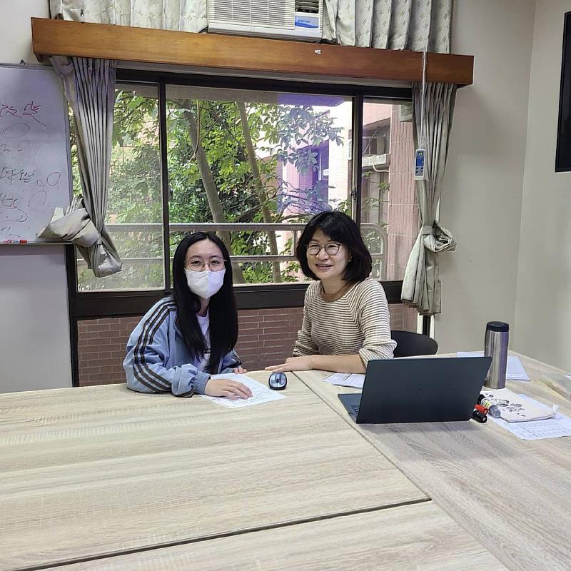南華大學應屆畢業生楊珮郁(左)在林昱瑄教授(右)指導下,獲國科會大專生研究創作獎。