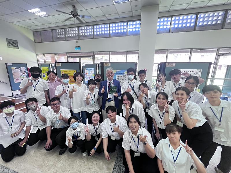 南華大學應用社會學系致力提升學生研究能量，學生透過研究展現學術與社會關懷力。圖為社會學組畢業展，學生與高俊雄校長合影。