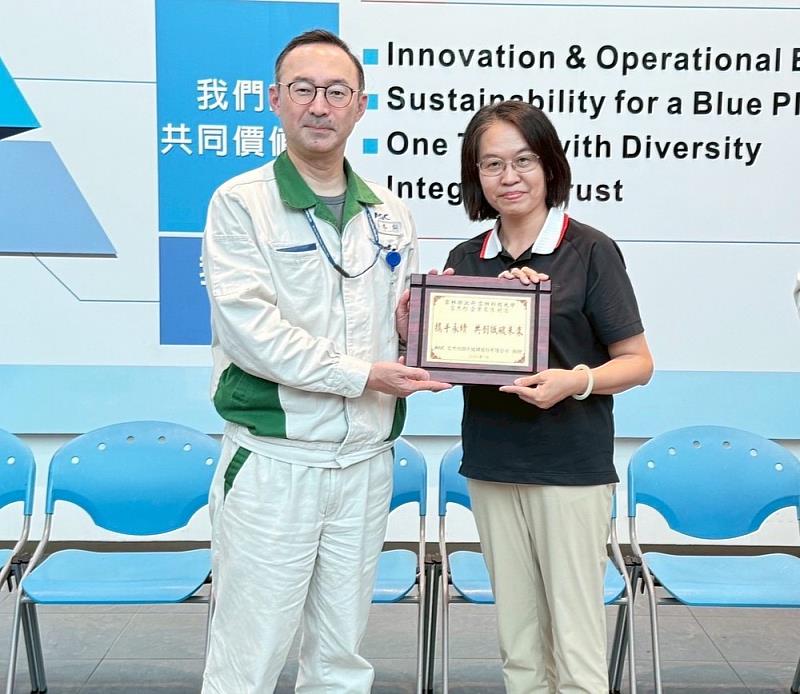 雲科大郭昭吟教授與艾杰旭橋本剛社長合影