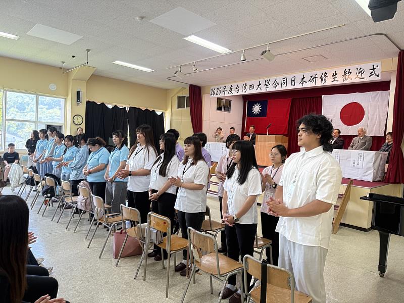 學生抵達北海道後，參加北斗文化學園安排的歡迎儀式，獲得當地師生與照護機構的熱情接待。