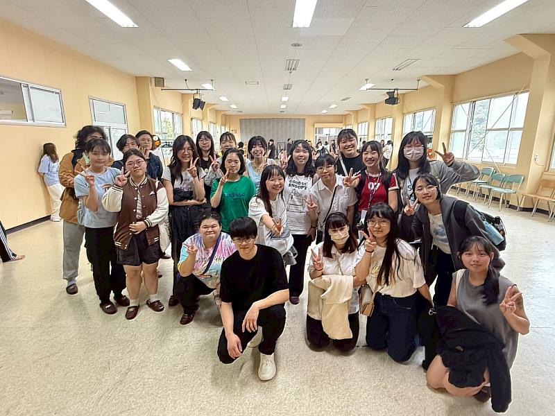 台灣聖約翰科大與日本北斗文化學園的學生們，用笑容見證這段跨國情誼的美好時光。