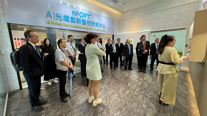 新竹縣醫療器材商業同業公會會員至滙嘉健康AI光纖創新醫材研究中心參觀與體驗