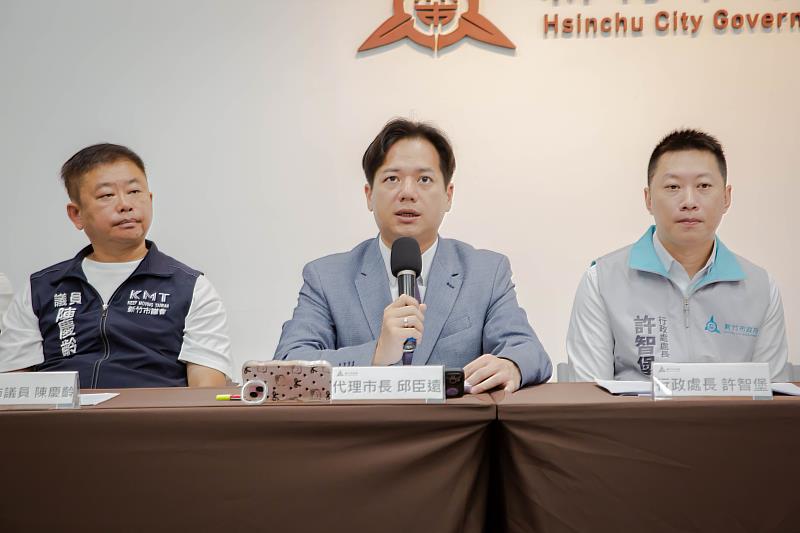 代理市長邱臣遠向市民公布市府兩年半來成功減債68億元的成績。