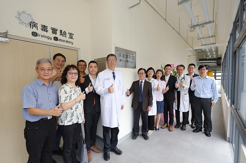 成大醫學院攜手偉喬生醫打造「（BSL-2）病毒實驗室」，實驗室 7 月 25 日進行揭牌儀式