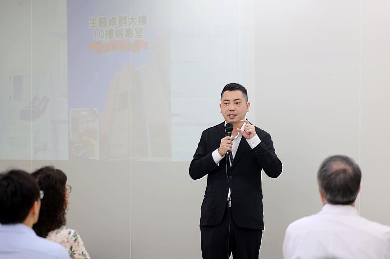 偉喬生醫莊詠鈞董事長以回饋母校的心情為實驗室掲牌