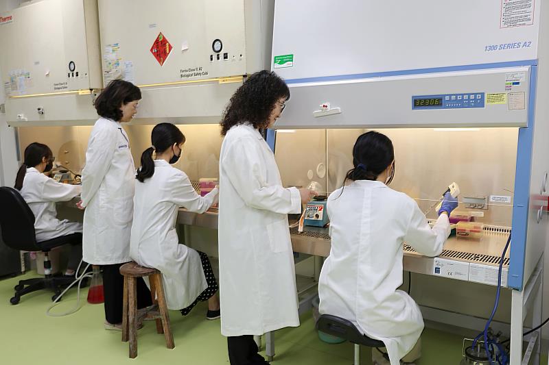 成大病毒實驗室設計者王貞仁老師（右 2）及蔡慧頻老師（左 2）指導學生實驗照