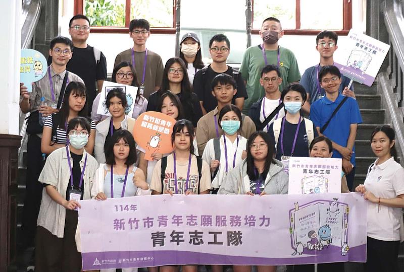林淑芳導覽老師帶領青年志工認識新竹州廳歷史