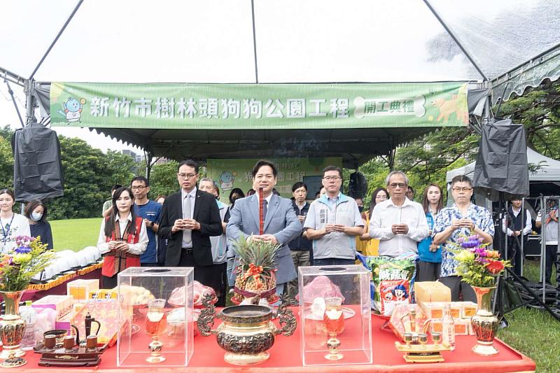 代理市長邱臣遠率眾人上香祈求工程順利。