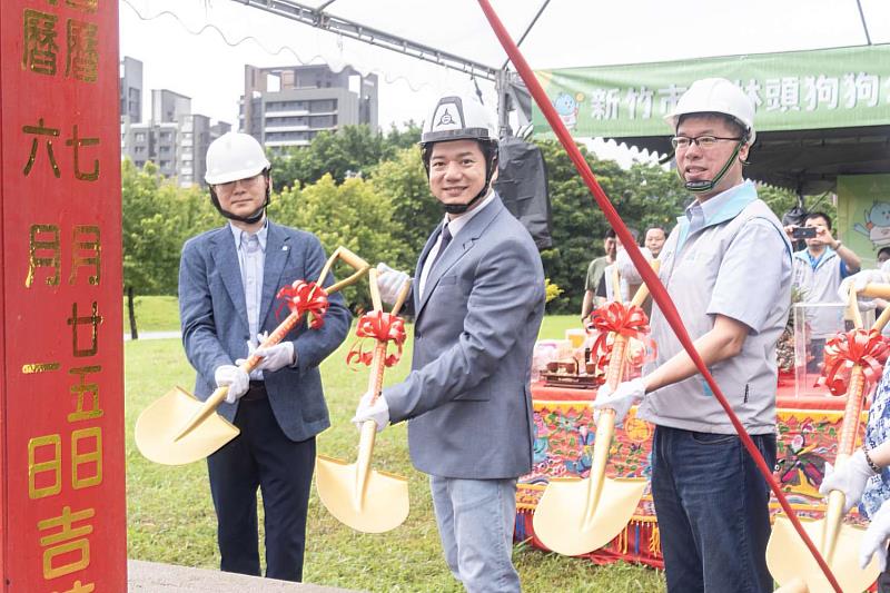 代理市長邱臣遠動土宣告正式開工。